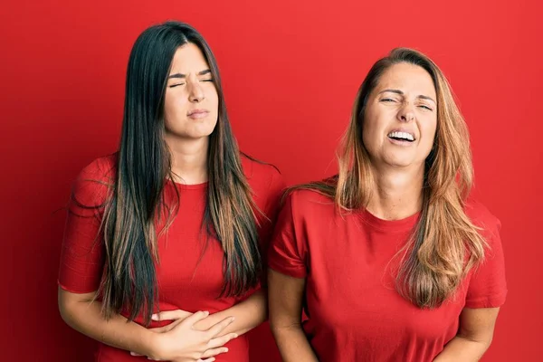 Hispanic Familj Mor Och Dotter Bär Casual Kläder Över Röd — Stockfoto