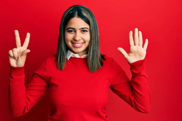 Mujer Latina Joven Usando Ropa Casual Mostrando Señalando Hacia Arriba —  Fotos de Stock