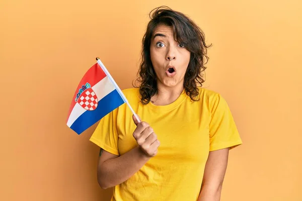 Mladá Hispánka Držící Chorvatskou Vlajku Vyděšená Užaslá Otevřenými Ústy Pro — Stock fotografie