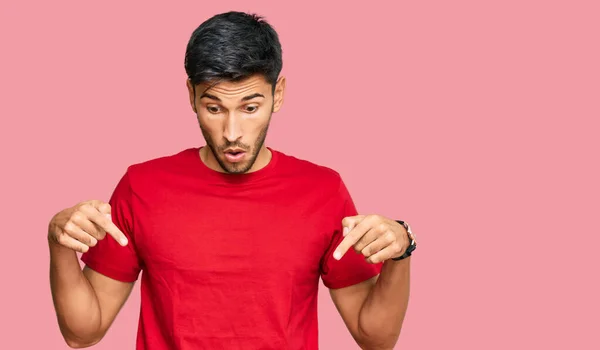 Kırmızı Tişört Giyen Genç Yakışıklı Adam Parmaklarını Göstererek Reklamını Yapıyor — Stok fotoğraf