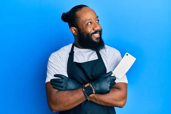 Joven Hombre Afroamericano Vistiendo Delantal Profesional Sosteniendo Cuchillo Sonriendo Mirando —  Fotos de Stock