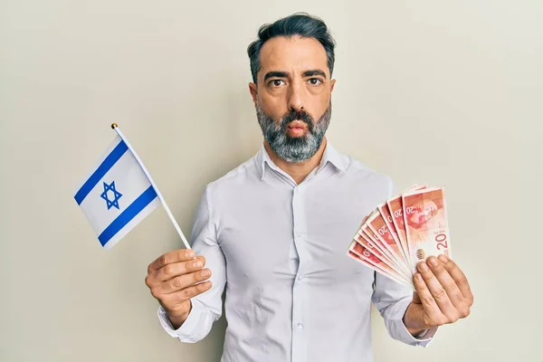 Muž Středního Věku Vousy Šedými Vlasy Držící Izraelskou Vlajku Šekely — Stock fotografie