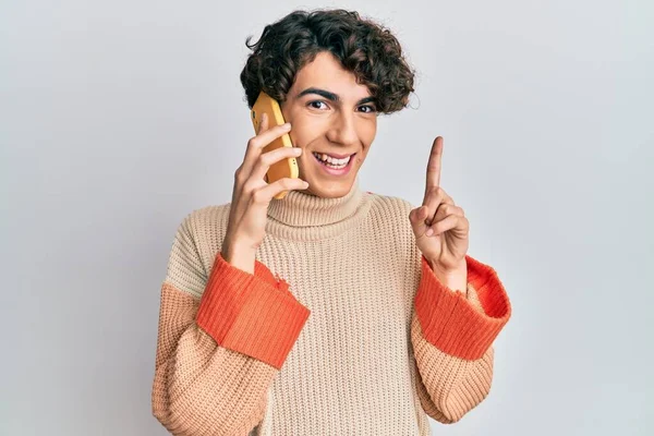 Akıllı Telefondan Konuşan Spanyol Genç Bir Adam Bir Fikre Soru — Stok fotoğraf