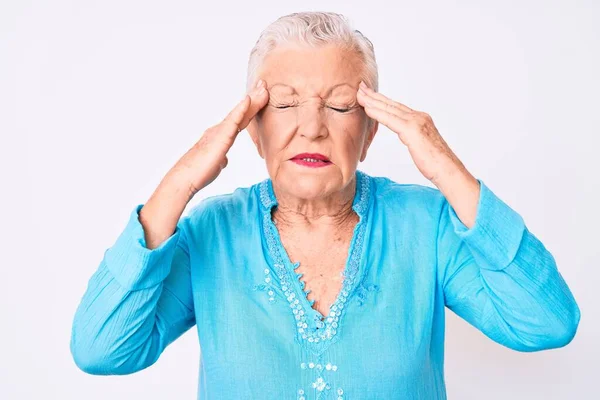 Senior Mooie Vrouw Met Blauwe Ogen Grijs Haar Dragen Zomerkleding — Stockfoto