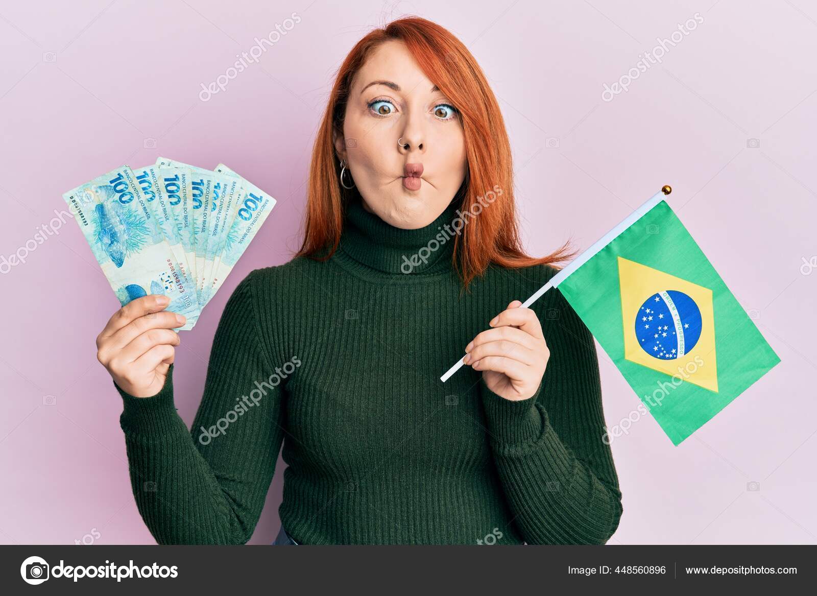 Mulher Ruiva Bonita Segurando 100 Notas Reais Brasileiras Bandeira Brasil  fotos, imagens de © Krakenimages.com #448560896