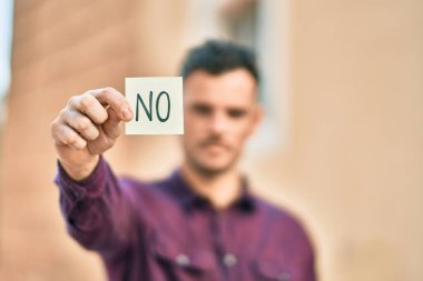 Ciddi bir suratı olan genç İspanyol bir adam şehirde hiçbir hatırlatma kağıdı tutmuyor..