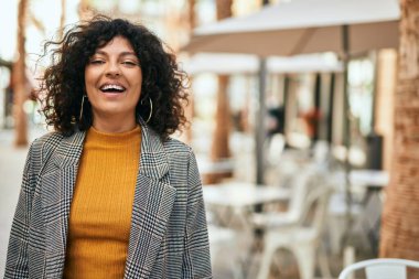 Genç İspanyol kadın şehre alışverişe gidiyor..