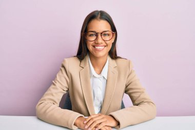 Ofiste mutlu ve havalı bir gülümsemeyle çalışan güzel İspanyol bir kadın. şanslı kişi. 