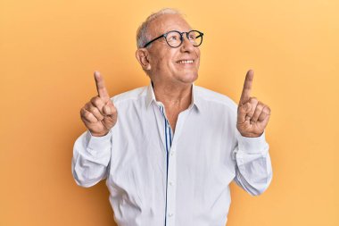 Kafkasyalı kıdemli bir adam parmaklarıyla yukarı bakıyor yan tarafa bakıyor ve düşünüyor.. 