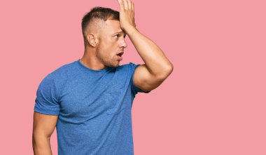 Sıradan kıyafetler giyen yakışıklı kaslı bir adam. Yanlışlıkla kafa kafaya şaşırdı. Hatayı hatırla. Unuttum, kötü hafıza kavramı. 