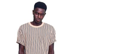 Genç Afro-Amerikalı bir adam, günlük giysiler giyiyor. Depresyonda ve endişe içinde. Kızgın ve korkmuş. hüzünlü ifade. 