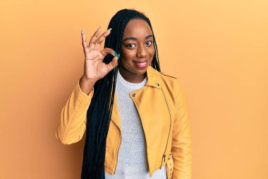 Rahat ceket giyen, gülümseyen, el ve parmaklarıyla 