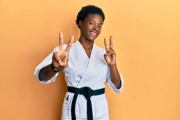 Jong Afrikaans Amerikaans Meisje Met Karate Kimono Zwarte Band Glimlachend — Stockfoto