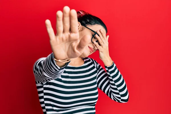 Mujer Caucásica Joven Con Ropa Casual Gafas Cubriendo Los Ojos — Foto de Stock