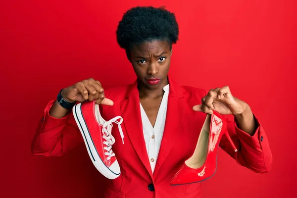 Jovem Menina Afro Americana Escolhendo Sapatos Salto Alto Tênis Cético — Fotografia de Stock