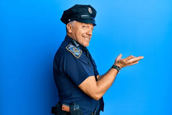 Bel Homme Mûr Âge Moyen Portant Uniforme Police Pointant Côté — Photo