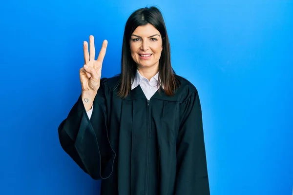 Mujer Hispana Joven Vistiendo Uniforme Juez Mostrando Señalando Hacia Arriba — Foto de Stock