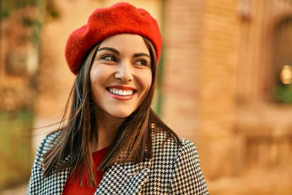 Jonge Spaanse Vrouw Glimlachend Gelukkig Staande Stad — Stockfoto