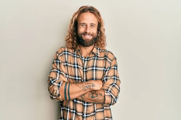 Knappe Man Met Baard Lang Haar Casual Kleding Vrolijk Gezicht — Stockfoto