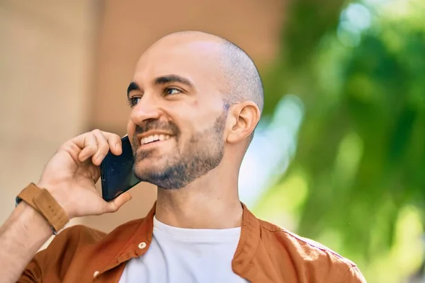 Νεαρός Ισπανός Φαλακρός Άντρας Χαμογελάει Χαρούμενος Μιλώντας Στο Smartphone Της — Φωτογραφία Αρχείου
