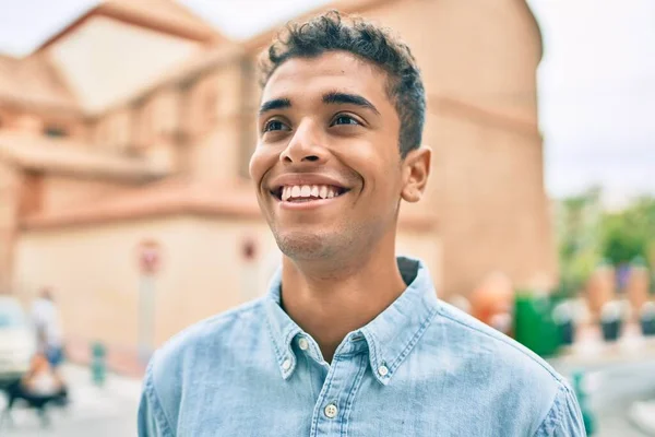 Joven Latino Sonriendo Feliz Caminando Por Ciudad —  Fotos de Stock
