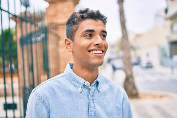 Junger Lateinischer Mann Lächelt Glücklich Durch Die Stadt — Stockfoto