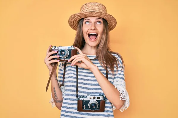 Beautiful Caucasian Tourist Woman Holding Vintage Camera Angry Mad Screaming — Stock Photo, Image