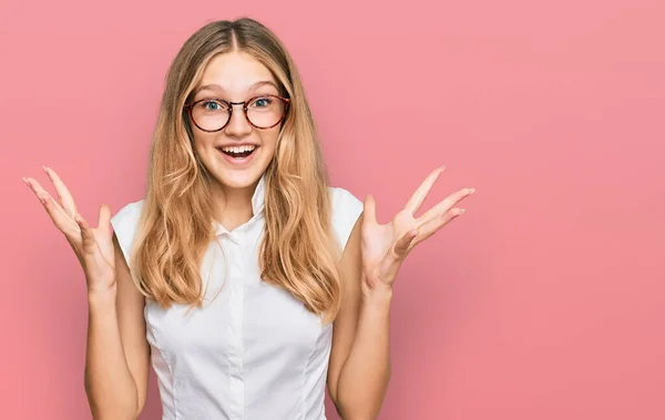 Vackra Unga Kaukasiska Flicka Bär Casual Kläder Och Glasögon Firar — Stockfoto