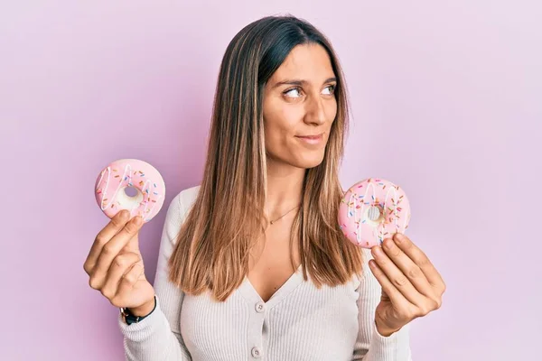 Brünette Junge Frau Hält Leckere Rosa Donuts Und Lächelt Zur — Stockfoto