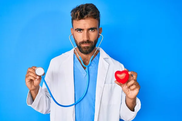 Joven Hombre Hispano Vistiendo Uniforme Médico Sosteniendo Estetoscopio Corazón Relajado — Foto de Stock