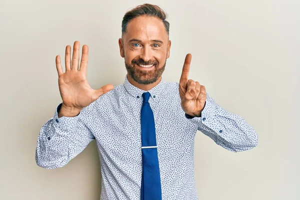 Jóképű Középkorú Férfi Aki Üzleti Pólóban Nyakkendőben Mutogat Mutogat Hatos — Stock Fotó