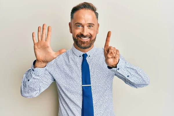 Snygg Medelålders Man Bär Business Shirt Och Slips Visar Och — Stockfoto