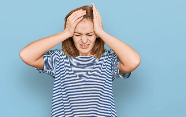 Fiatal Fehér Alkalmi Ruhát Visel Szenved Fejfájás Kétségbeesett Stresszes Mert — Stock Fotó