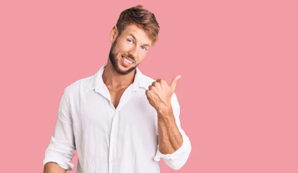 Joven Hombre Caucásico Vistiendo Ropa Casual Sonriendo Con Cara Feliz —  Fotos de Stock