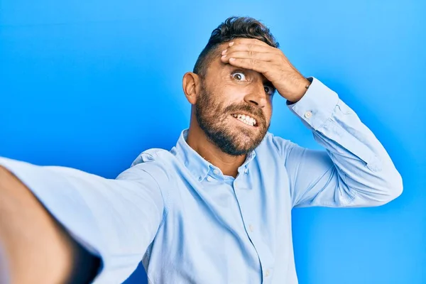 Bello Uomo Con Barba Che Scatta Selfie Con Smartphone Stressato — Foto Stock