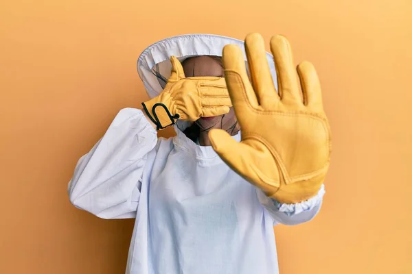 Beautiful Blonde Caucasian Woman Wearing Protective Beekeeper Uniform Covering Eyes — Stock Photo, Image