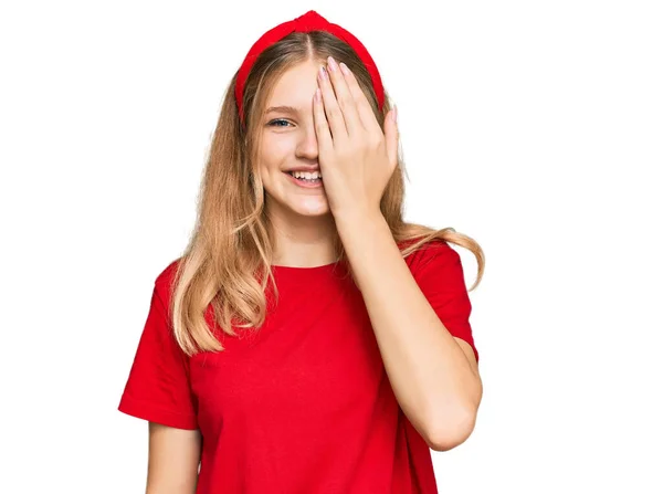 Hermosa Chica Caucásica Joven Con Camiseta Roja Casual Que Cubre —  Fotos de Stock