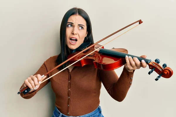 Jovem Morena Tocando Violino Com Raiva Louca Gritando Frustrada Furiosa — Fotografia de Stock