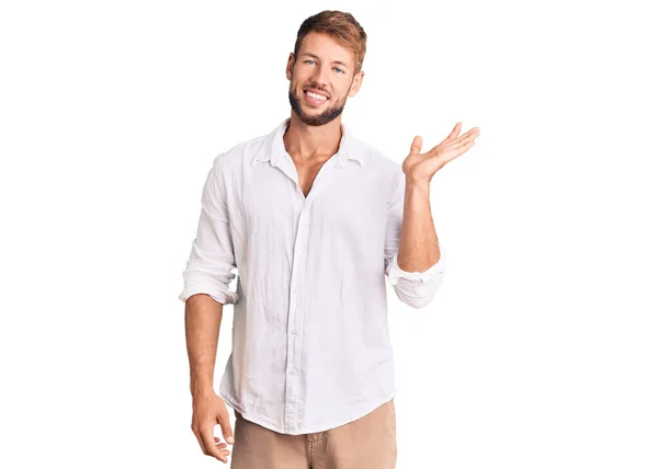 Joven Hombre Caucásico Vistiendo Ropa Casual Sonriendo Alegre Presentando Señalando —  Fotos de Stock