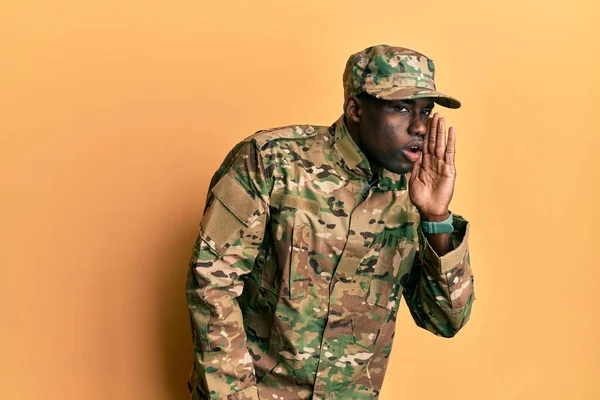 Jovem Afro Americano Vestindo Uniforme Exército Mão Boca Contando Boatos — Fotografia de Stock