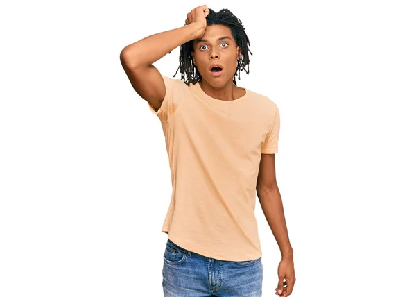 Jonge Afro Amerikaanse Man Casual Kleding Verrast Met Hand Hoofd — Stockfoto