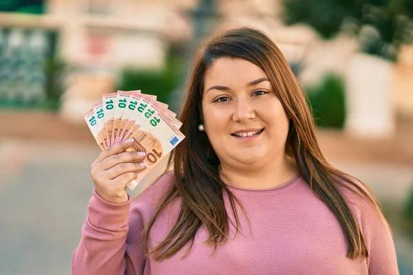 Jovem Hispânica Mais Mulher Tamanho Sorrindo Feliz Segurando Notas Euro — Fotografia de Stock