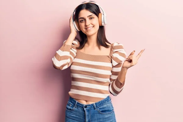 Joven Hermosa Chica Escuchando Música Usando Auriculares Sonriendo Feliz Señalando — Foto de Stock