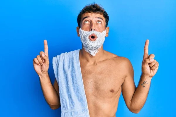 Hombre Guapo Salvando Barba Con Espuma Afeitada Sobre Cara Asombrado — Foto de Stock