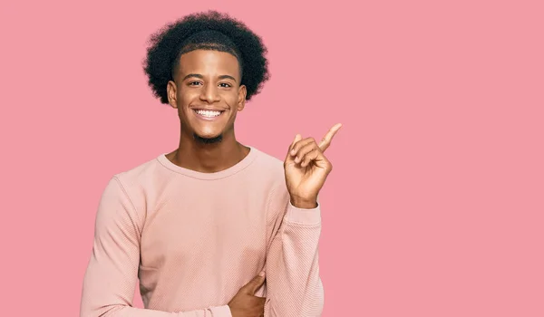 Afroamerikansk Man Med Afro Hår Bär Casual Kläder Med Ett — Stockfoto