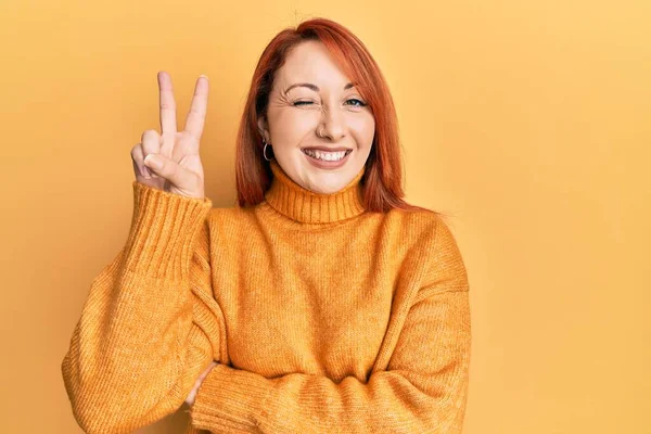 Mulher Ruiva Bonita Vestindo Camisola Inverno Casual Sobre Fundo Amarelo — Fotografia de Stock