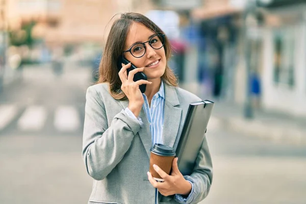 Jonge Spaanse Zakenvrouw Gesprek Smartphone Het Drinken Van Afhaalkoffie Stad — Stockfoto