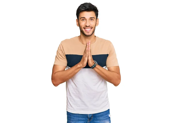 Genç Yakışıklı Bir Adam Günlük Giysiler Içinde Ellerini Birleştirip Dua — Stok fotoğraf