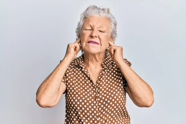高个子灰发女人穿着休闲服 用手指捂住耳朵 对嘈杂的音乐感到恼怒 聋人概念 — 图库照片