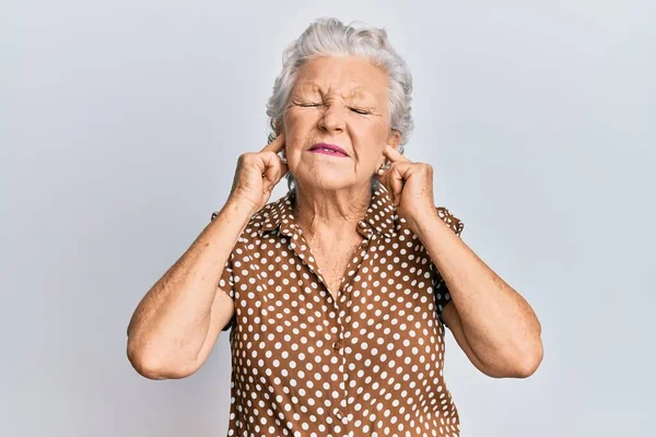 Donna Anziana Dai Capelli Grigi Indossa Abiti Casual Che Coprono — Foto Stock